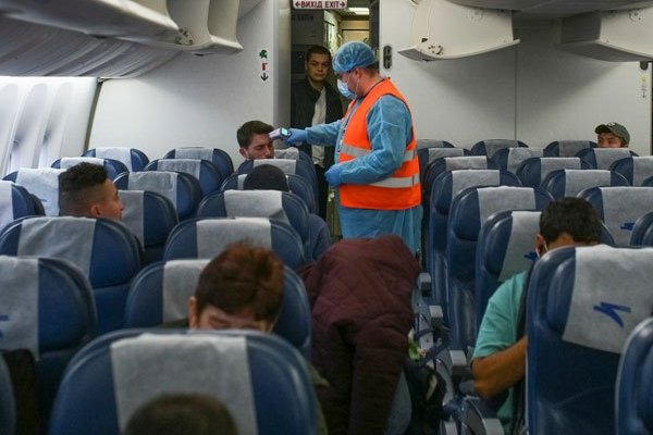 Aerolíneas son las más golpeadas en bolsa: caen el doble que el índice de sus países