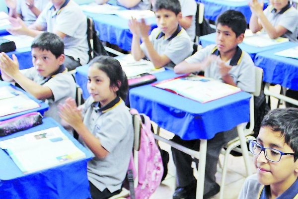 Director de escuela de Constitución nombrado con apoyo de la ADP gana premio a la excelencia