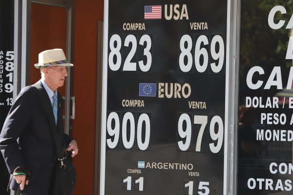 Dólar quedó a un paso de los $ 855: tipo de cambio tuvo una fuerte alza ante pánico en los mercados globales