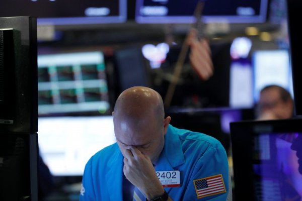 Debacle en los mercados por coronavirus sigue: Wall Street tuvo su peor día desde el "crash" de 1987 y el IPSA se acopla con baja de 6%
