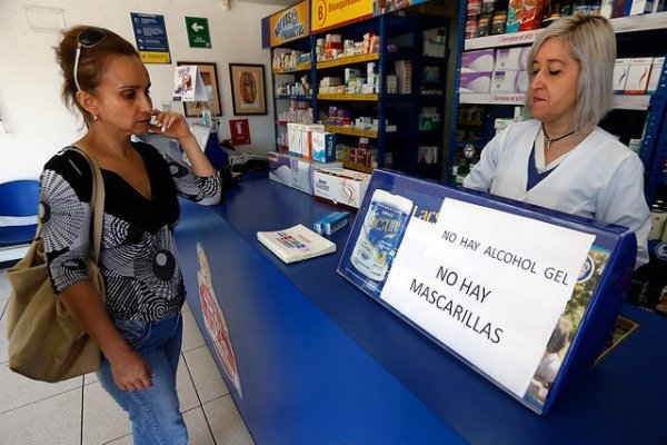 Peak de ventas de mascarillas y alcohol gel se dio días antes de que se confirmara el primer contagiado de coronavirus en Chile