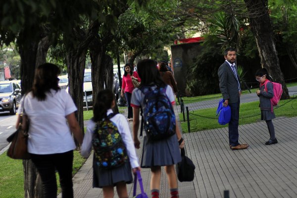 Al menos 30 comunas del país suspenden clases municipales