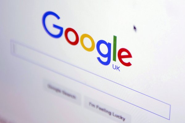 Google es acusado por su rival de violar datos privados