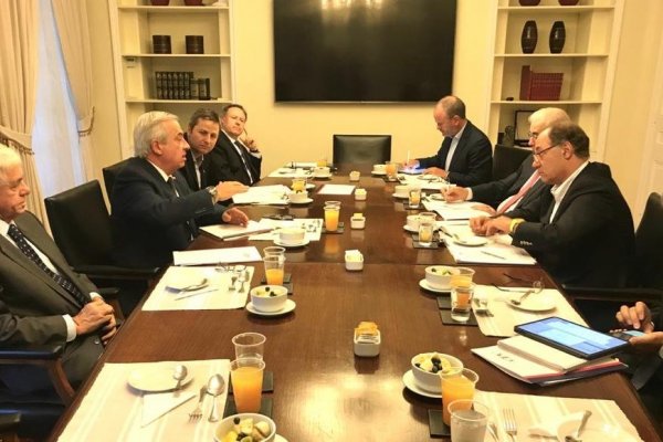Empresarios tras reunión con Minsal: piden asegurar cadena de producción y abastecimiento, y critican posible fijación de precios
