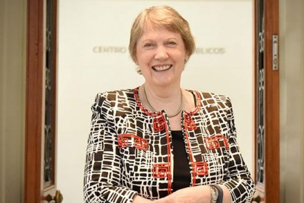 Helen Clark en el CEP: “Chile está atrapado en una tormenta perfecta”