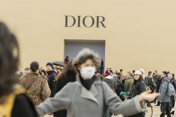 Cómo Louis Vuitton reconvirtió en 72 horas sus fábricas de lujosos perfumes en desinfectante médico