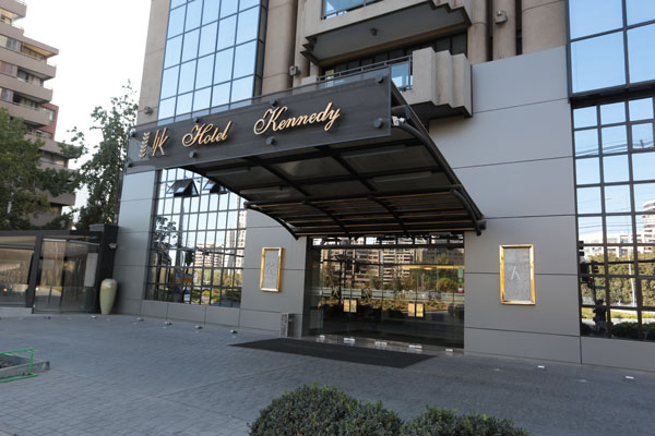 <p>Hoteles emblemáticos del sector oriente de Santiago han cerrado sus puertas. Foto: José Montenegro</p>