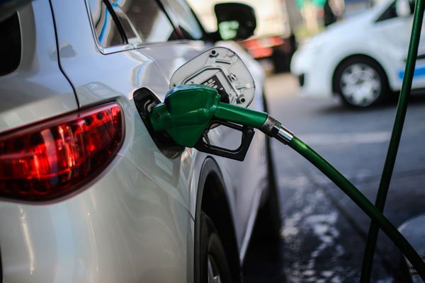 <p>Gobierno ajusta parámetros y precios de combustibles anotarán fuerte baja este jueves</p>