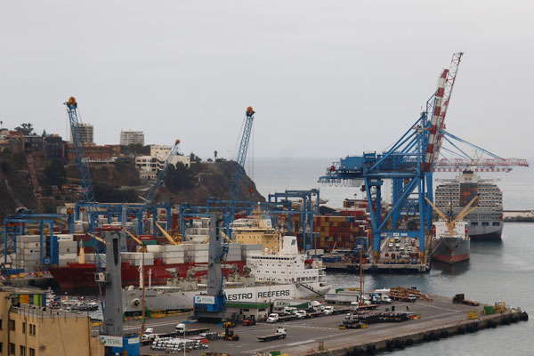 Intercambio comercial de Chile cae 12% a marzo y Aduanas toma medidas