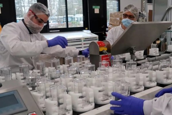 Matriz de Louis Vuitton cambia producción de perfumes por gel antibacterial