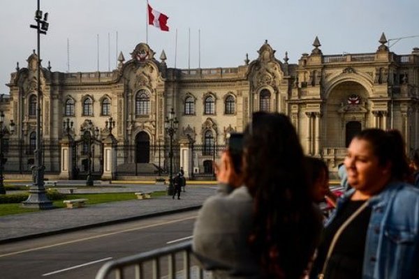 Congreso de Perú aprueba el retiro parcial de fondos de pensiones para mitigar el golpe del coronavirus