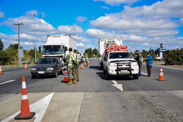 <p>Activos controles sanitarios por coronavirus ayer en Temuco.</p>