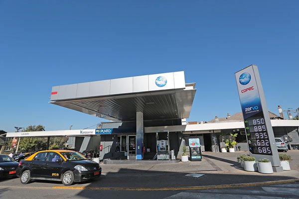 Copec se suma a Unimarc en disputa con municipios por restricción de funcionamiento de locales