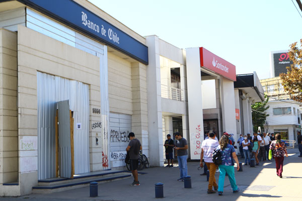 <p>Aunque buena parte de Banco de Chile trabaja remotamente, algunas sucursales están abiertas. Foto: José Montenegro</p>