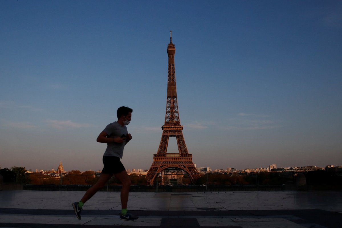 <p>Chilenos cuentan cómo es pasar la cuarentena en la cada vez más golpeada París</p>