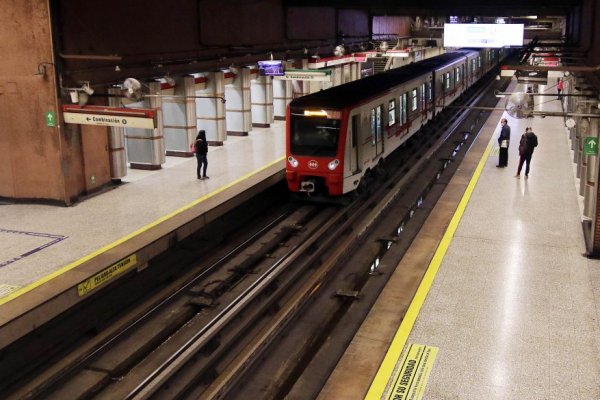 Estación Baquedano vuelve a funcionar.