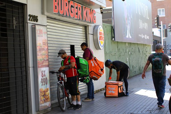El virus saca cada vez más repartidores a las calles
