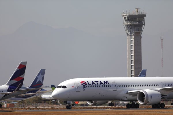 Tráfico aéreo de Latam cae 38% en marzo arrastrado por segmento internacional