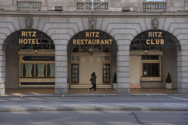 La lucha por el Ritz: el quiebre de un clan, un jeque y la pandemia