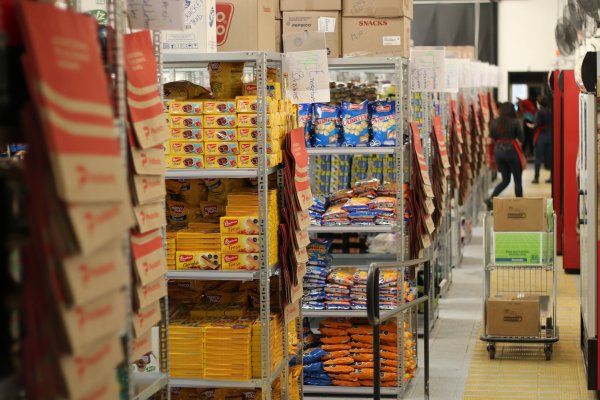 PedidosYa amplía su giro y abre un supermercado para compras online en Santiago
