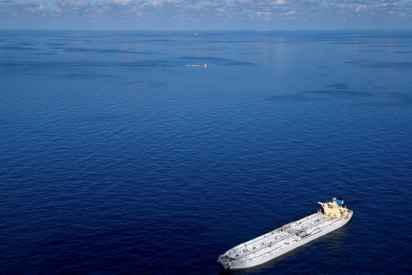 Nuevo récord: 160 millones de barriles de petróleo "flotando" en el mar