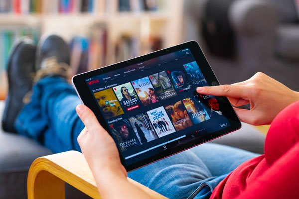 Acciones de Netflix se disparan tras reportar que usuarios aumentaron el doble de lo esperado