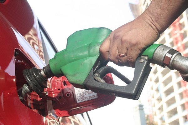 <p>Bencinas siguen bajando sus precios: esta vez sólo $6</p>