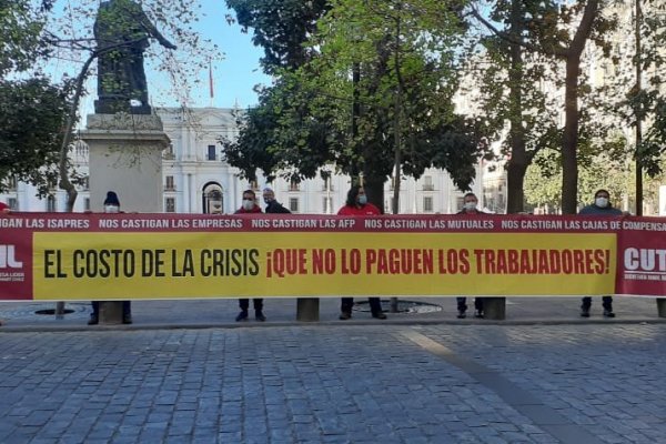 Sindicato de Walmart realizó manifestación en La Moneda por crisis laboral