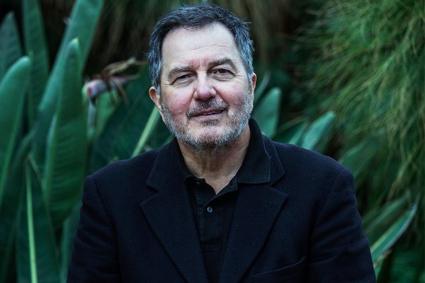 Roberto Ampuero: “Sabemos que moriremos algún día, pero la pandemia reduce ese plazo a lo inmediato”