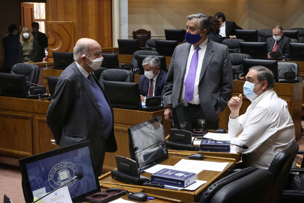En medio de críticas de empresas, Senado aprueba proyecto que busca prohibir cortes en servicios básicos