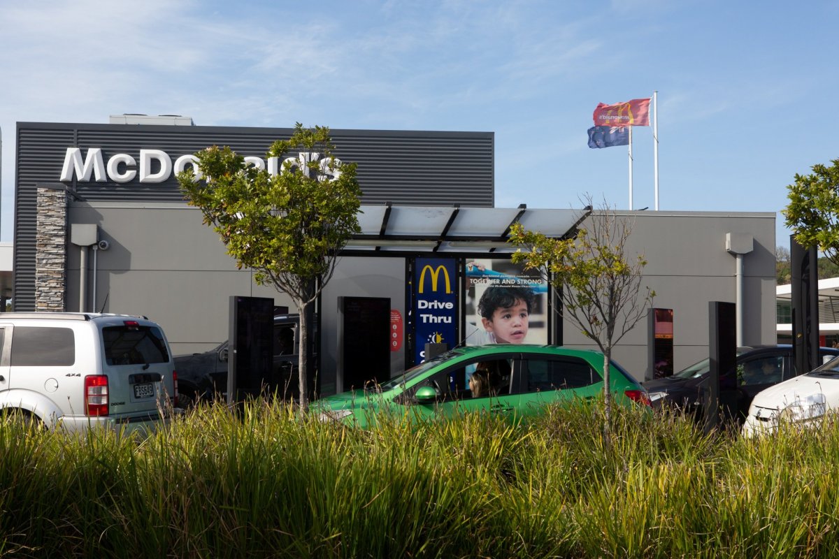 <p>McDonald's limitó sus servicios de entregas a domicilio y pedidos para llevar por el coronavirus. (Foto: Reuters)</p>