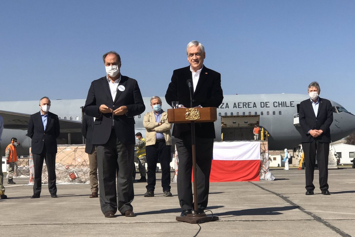 <p>Presidente Piñera junto a Juan Sutil recibieron los ventiladores mecánicos donados por la CPC. </p>