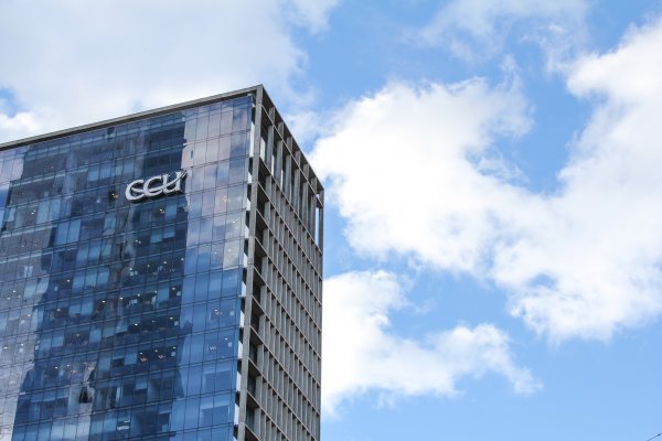 CCU retrocede un tercio en sus ganancias producto de la devaluación del peso chileno y argentino