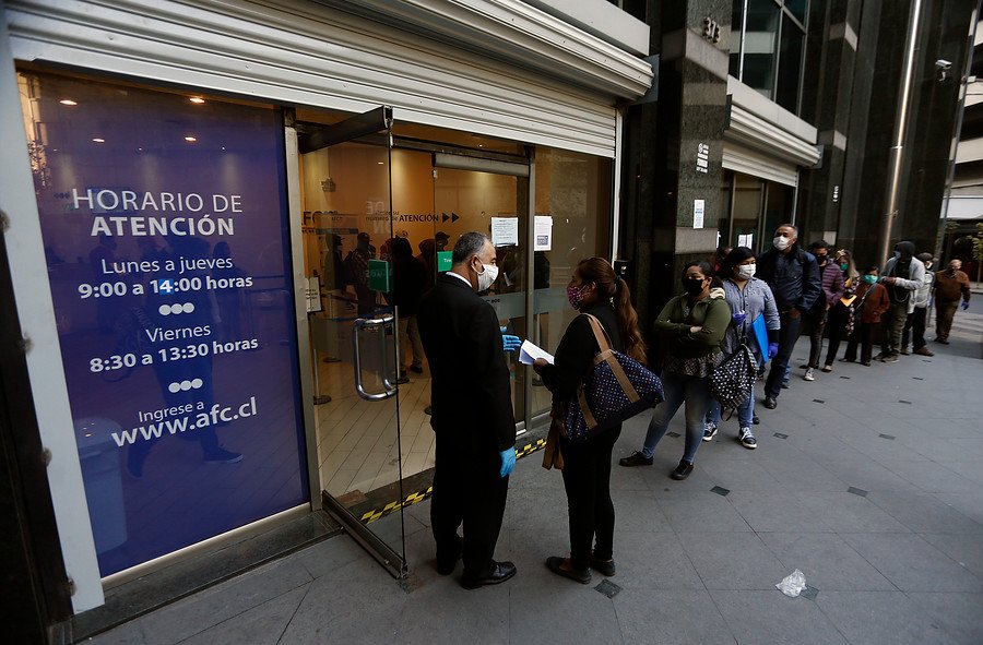 <p>Las largas filas han sido la tónica en las últimas semanas en las oficinas de la AFC. </p>
