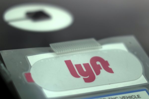 California demanda a Uber y Lyft para que consideren a conductores como empleados