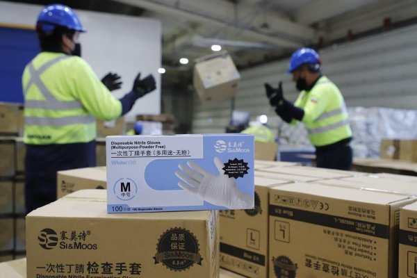 Llegaron a Chile los 2 millones de guantes para el personal de salud comprometidos por la Fundación Luksic