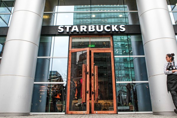 Sindicato de Starbucks demanda a la empresa y pide declarar ilegal la suspensión de contratos