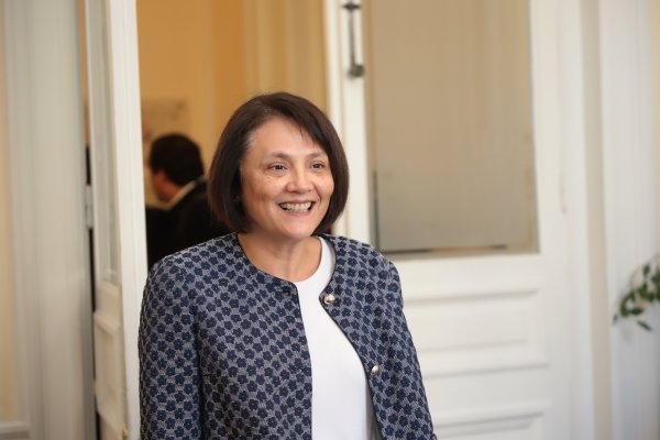 <p>Loreto Silva, presidenta de ENAP conversa con Marily Lüders</p>