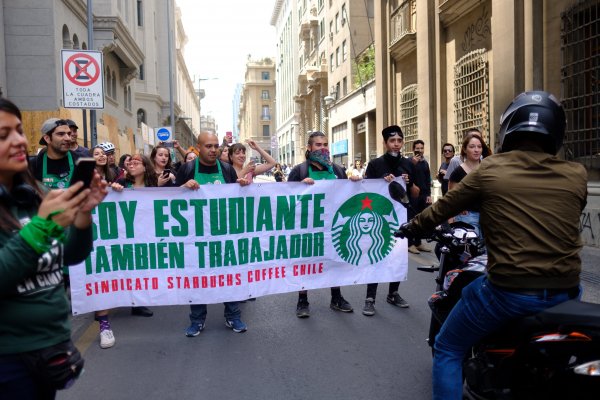 Sindicato demanda a Starbucks por no pago de remuneraciones en medio de la crisis