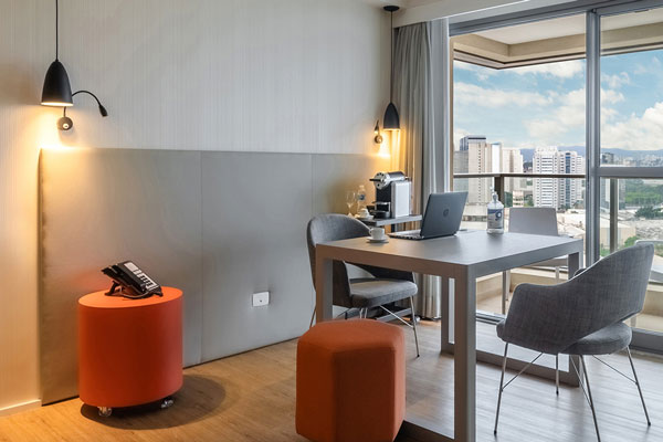 <p>Cadenas hoteleras se reinventan por caída en ocupación con servicios de oficina y renta residencial</p>