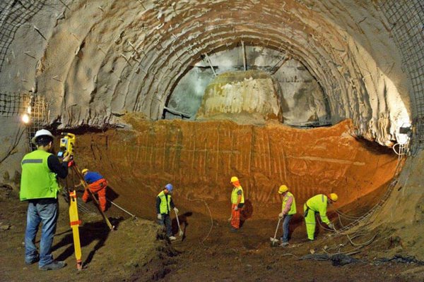 <p>La firma ha participado en varios tramos de las líneas del Metro de Santiago.</p>