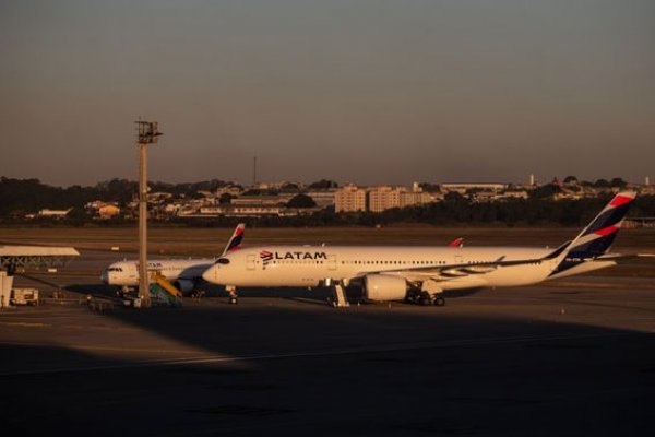 Acción de Latam cayó a su menor valor en 17 años en la antesala de su salida de los índices bursátiles