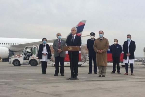 Piñera recibe nuevos ventiladores donados por grandes empresarios y advierte que sistema de salud trabaja “cerca de máxima capacidad”