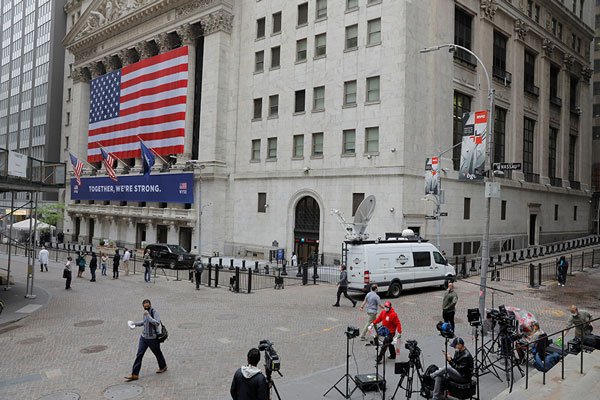 Estrategas de Wall Street dicen que el dólar podría ir camino a una "dramática caída"