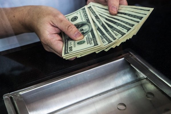 Dólar frena abrupta alza de la mañana y se mantiene en la órbita de los $ 770