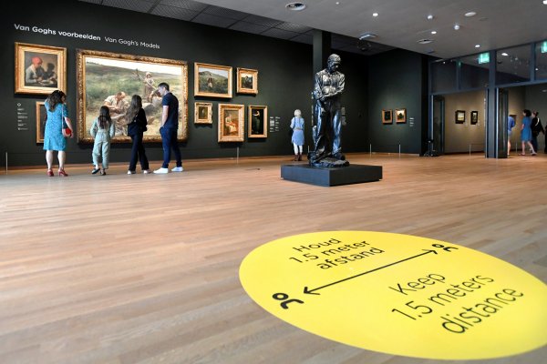 ¿Cómo están reabriendo los cines, teatros y museos en el mundo?