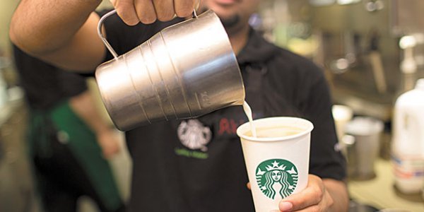 Starbucks echa pie atrás con suspensión de trabajadoras con fuero maternal