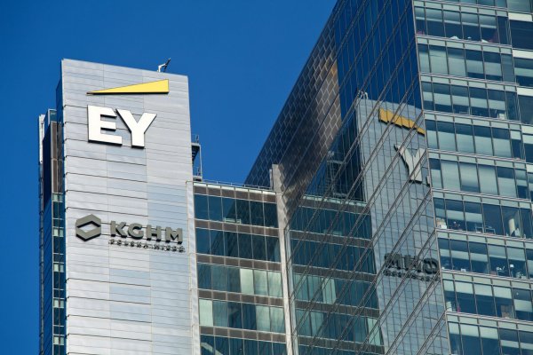 <p>EY intenta apagar incendios en tres casos de auditoría que amenazan su reputación global</p>