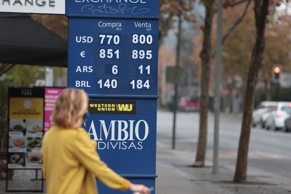 Dólar en Chile cerró con alza de $ 15 tras renovados temores en la economía mundial