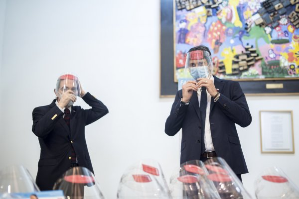 Ganadores del "Reto de Innovación Covid-19" donan 2.000 escudos faciales a funcionarios del Sename